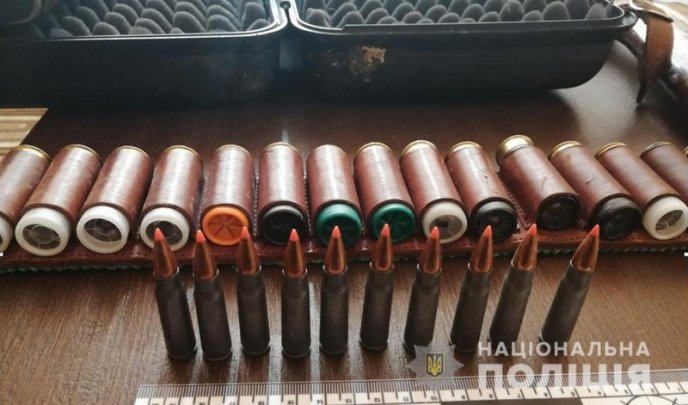 Двоє чоловіків проникли до будинку та вкрали звідти зброю – 01