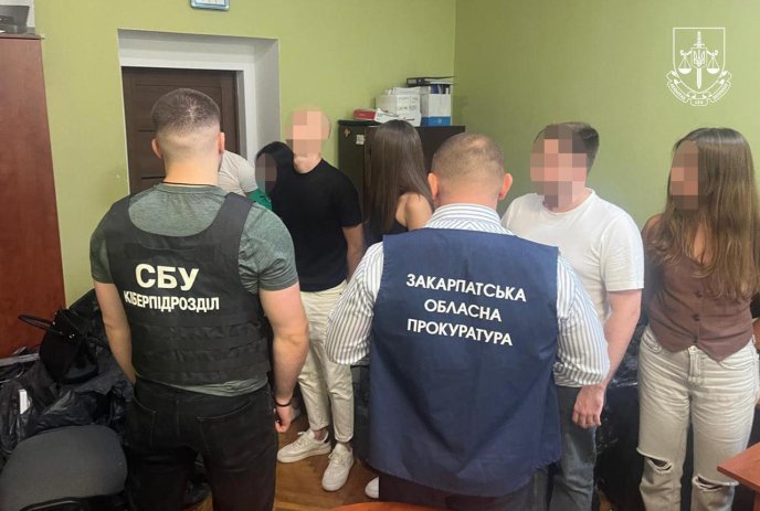 На Закарпатті викрили шахрайський кол-центр, що ошукував громадян Чехії – 01 На Закарпатті викрили шахрайський кол-центр, що ошукував громадян Чехії – 01