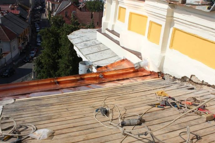 Майстри ремонтують крівлю даху Ужгородського греко-католицького собору – 06