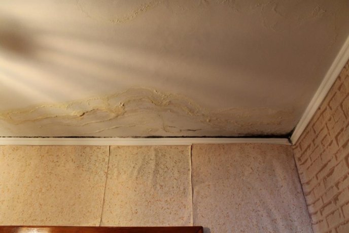 Мешканці мукачівської багатоповерхівки по вулиці Гойди кожну зливу зустрічають з тазиками та відрами (ФОТО)  – 01