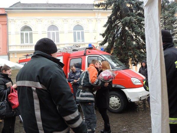 Берегівський рятувальник на пожежній машині освідчився дівчині у коханні – 06
