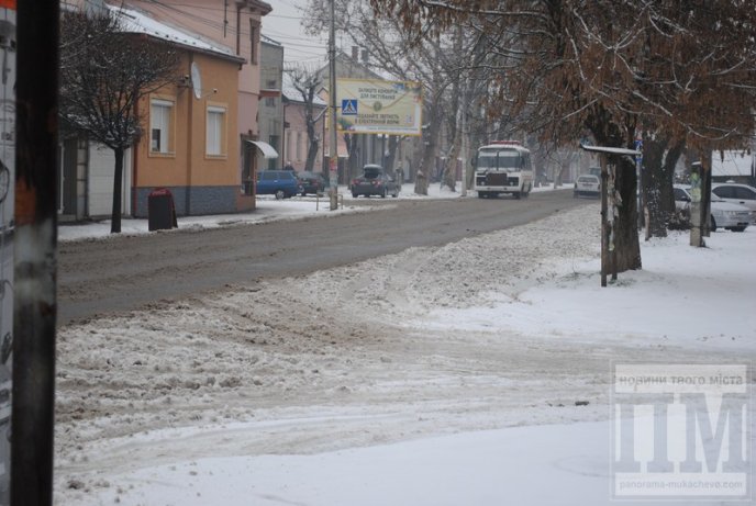 У Мукачеві сніг прибирають лише в центрі (ФОТОРЕПОРТАЖ)  – 03
