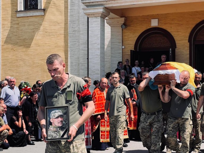 У Мукачеві попрощалися із загиблим на війні 32-річним Героєм – 02