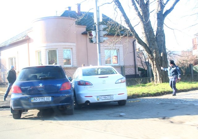 ДТП у центральній частині Ужгорода: не розминулися "Пежо" і "Мазда" (ФОТО) – 01 ДТП у центральній частині Ужгорода: не розминулися "Пежо" і "Мазда" (ФОТО) – 01