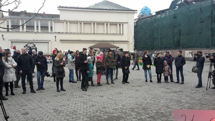 Поліція затримала сімох осіб, які облили жінок фарбою. Серед них – кілька дівчат – 07