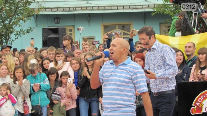 "Караоке на Майдані" в Ужгороді: відоме ім’я переможця програми – 04