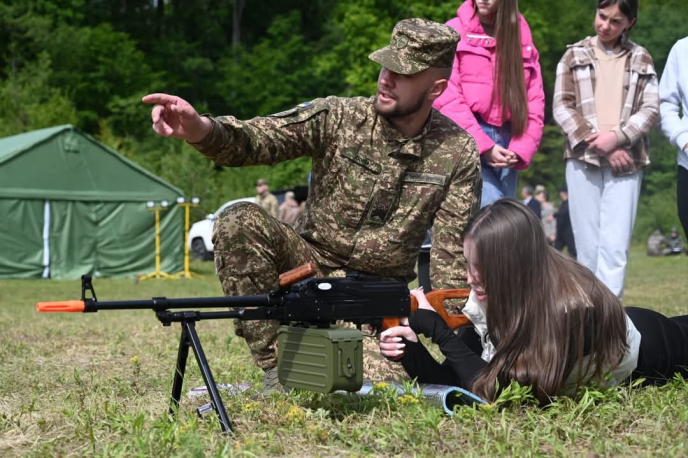 На Мукачівщині пройшов курс підготовки цивільного населення до національного спротиву – 13 На Мукачівщині пройшов курс підготовки цивільного населення до національного спротиву – 13