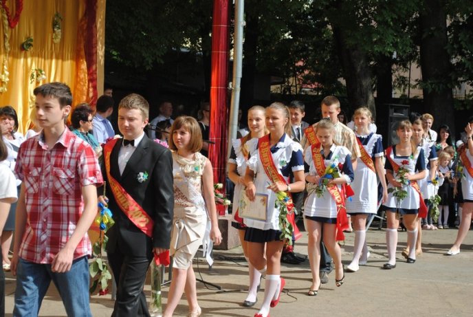 Для одинадцятикласників Мукачева пролунав останній дзвоник (ФОТОРЕПОРТАЖ) – 01 Для одинадцятикласників Мукачева пролунав останній дзвоник (ФОТОРЕПОРТАЖ) – 01