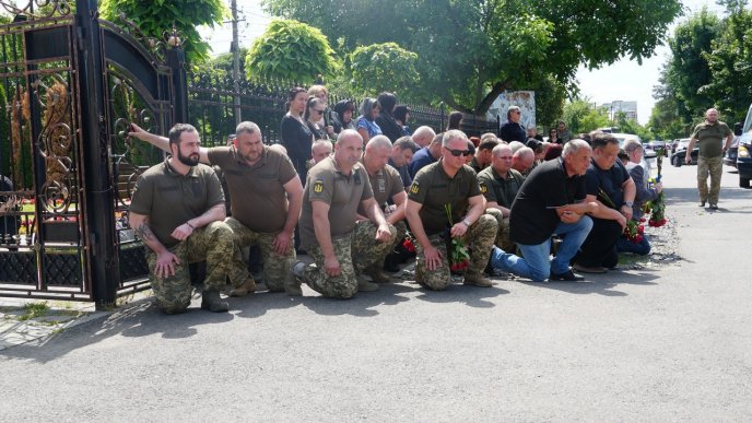 У Мукачеві сьогодні попрощалися із захисником – 01 У Мукачеві сьогодні попрощалися із захисником – 01