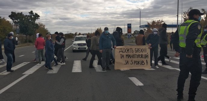 Обурені закарпатці перекривали трасу Київ-Чоп біля села Дубрівка – 02