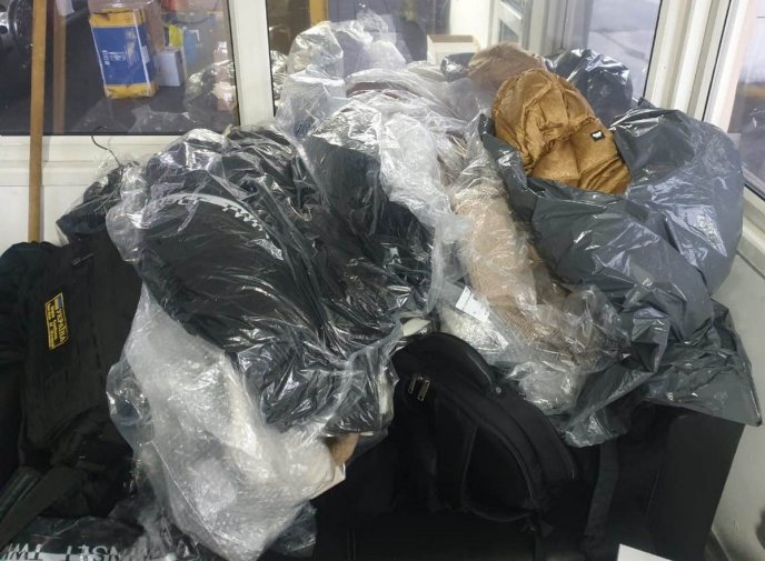 На митному пості «Тиса» у перевізників вилучили делікатеси і брендовий одяг – 02