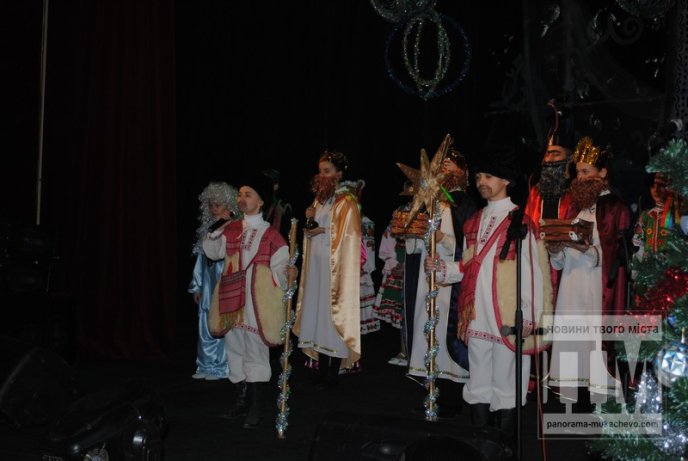 У Мукачеві засяяли вогні “Різдвяної зіроньки” (ФОТО) – 02