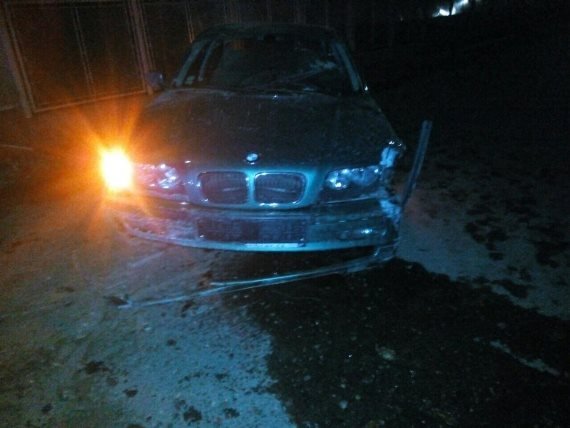 Легковик потрапив у ДТП: від удару машині відірвало колесо – 03