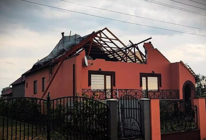 Повалені дерева, пошкоджені дахи, знеструмлені села: наслідки негоди на Закарпатті – 01