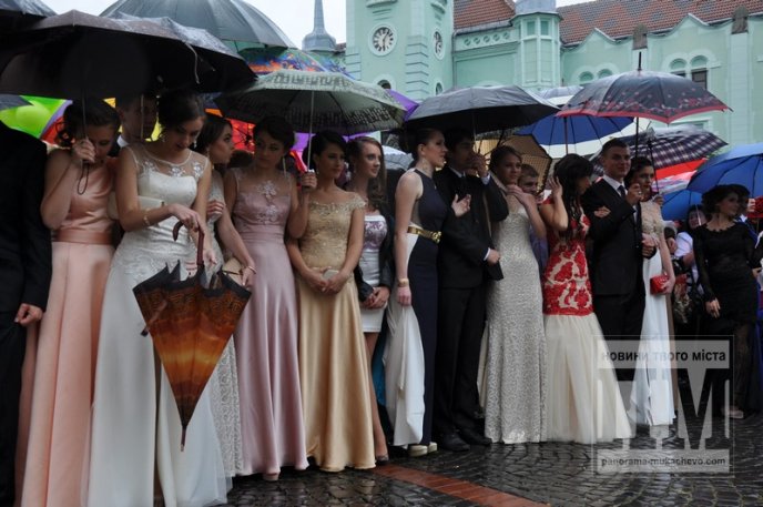 Парад випускників в центрі Мукачева: як це було (ФОТО) – 24