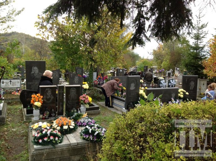 Мукачівці масово йдуть на могили рідних і близьких (ФОТО) – 05
