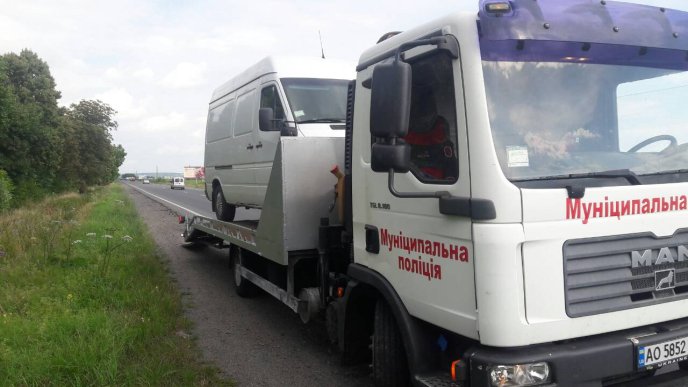 Евакуатор забрав у Мукачеві кілька автівок, припаркованих із порушенням ПДР – 05