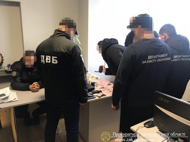 У Мукачеві працівника поліції затримали під час отримання хабара – 01