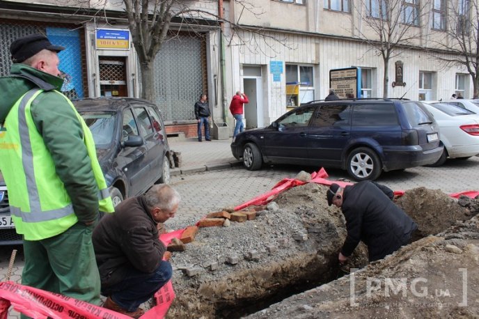 У центрі Мукачева ускладнено рух транспорту – 01