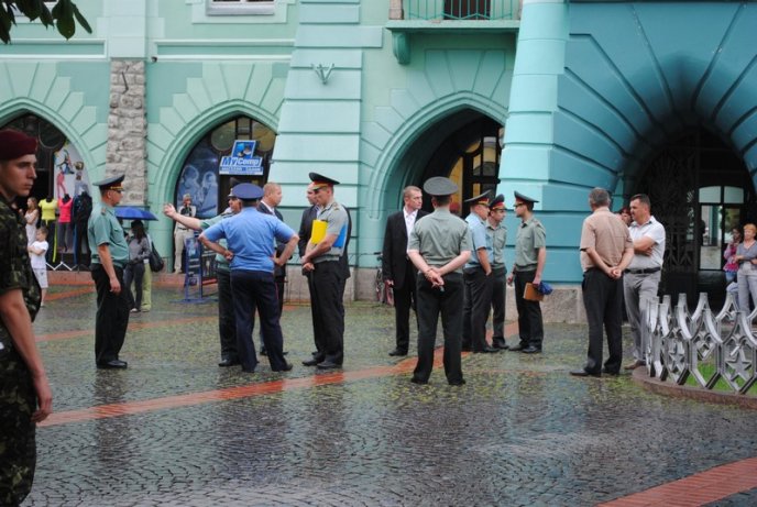 Заради головнокомандувача Збройних Сил України ДАІ перекрило пару вулиць в центрі Мукачева (ФОТО) – 05 Заради головнокомандувача Збройних Сил України ДАІ перекрило пару вулиць в центрі Мукачева (ФОТО) – 05