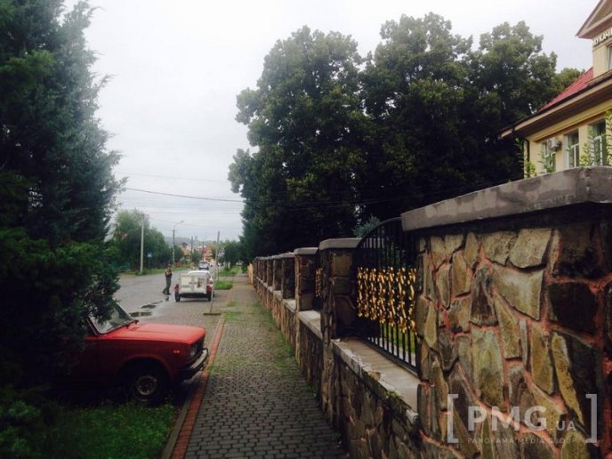 У Мукачеві перекрили рух на вулиці Толстого – 02