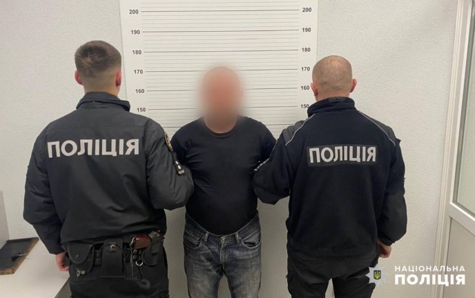 В Ужгороді сімейний кривдник ховав у кишені бойову гранату – 01 В Ужгороді сімейний кривдник ховав у кишені бойову гранату – 01