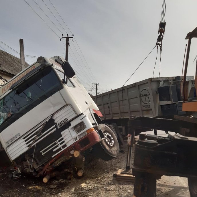 На Закарпатті вантажівка в’їхала у паркан житлового будинку – 04