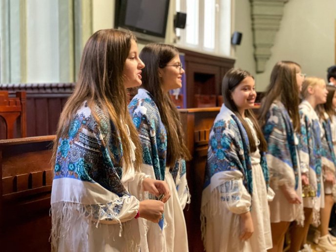 В Мукачівській міськраді лунали різдвяні колядки у виконанні дітей – 04