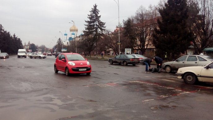 Поблизу готелю "Закарпаття" в Ужгороді збили чоловіка – 06