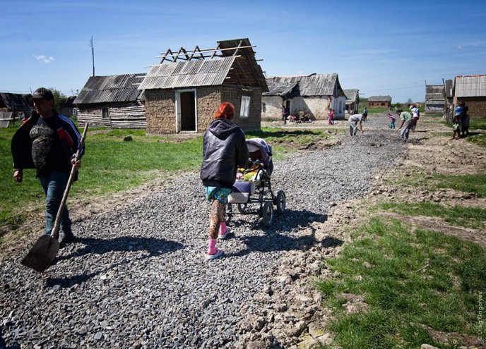 У Великих Лучках ромський табір за два дні зробив дорогу – 20 У Великих Лучках ромський табір за два дні зробив дорогу – 20