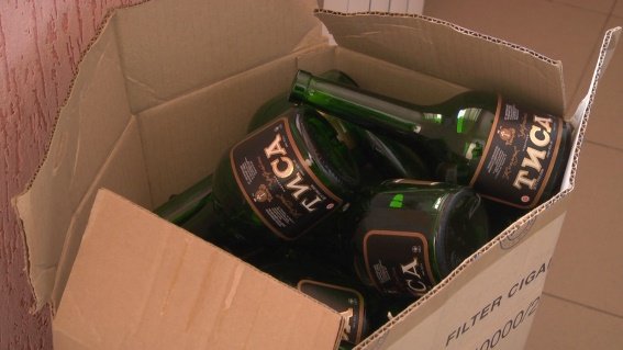 На Закарпатті у повній антисанітарії підробляли коньяк. Масштаби вражають – 03