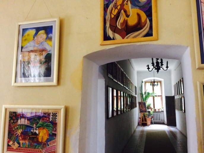 У Мукачеві в дитячій художній школі триває виставка творчих робіт випускників – 05