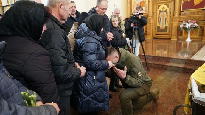 Мукачево навколішках проводжало в останню путь полеглого Героя – 04