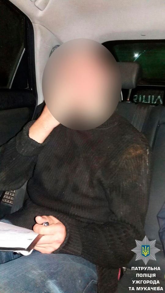 Патрульні затримали чоловіка, який пошкодив вітрину одного з торгових центрів та лаявся на перехожих – 01 Патрульні затримали чоловіка, який пошкодив вітрину одного з торгових центрів та лаявся на перехожих – 01