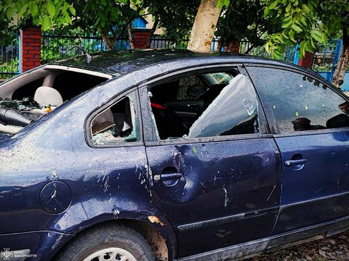 Повалені дерева, пошкоджені дахи, знеструмлені села: наслідки негоди на Закарпатті – 02