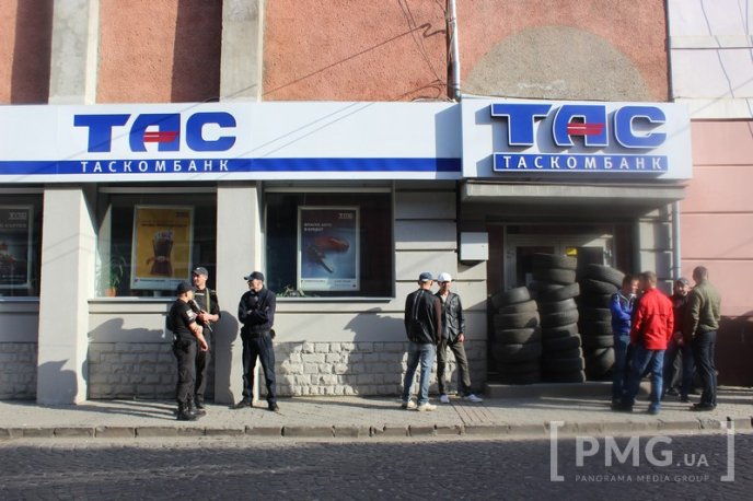 У центрі Мукачева люди вийшли на пікет: принесли шини і вимагають повернути вкрадені гроші – 08