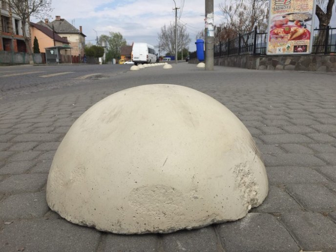 На кількох вулицях Мукачева з’явилися паркувальні півсфери – 03