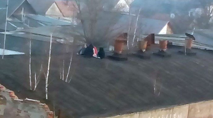 Із ризиком для життя: діти стрибають аварійними дахами – 01