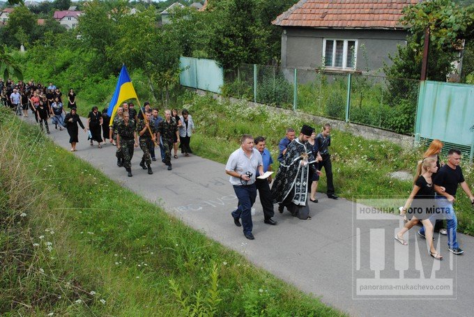 Клячаново у жалобі: односельчани прощались з Героєм, який загинув у зоні АТО (ФОТОРЕПОРТАЖ) – 14