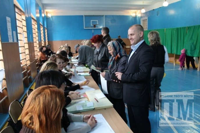 Кандидат від "Партії регіонів" Вячеслав Шутко проголосував на дільниці у ЗОШ №4 (ФОТО) – 05 Кандидат від "Партії регіонів" Вячеслав Шутко проголосував на дільниці у ЗОШ №4 (ФОТО) – 05