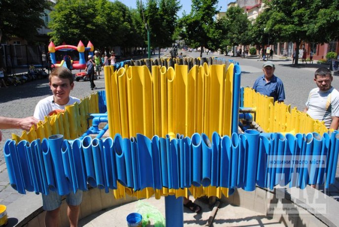 Фонтан у центрі Мукачева став жовто-блакитним (ФОТО) – 14