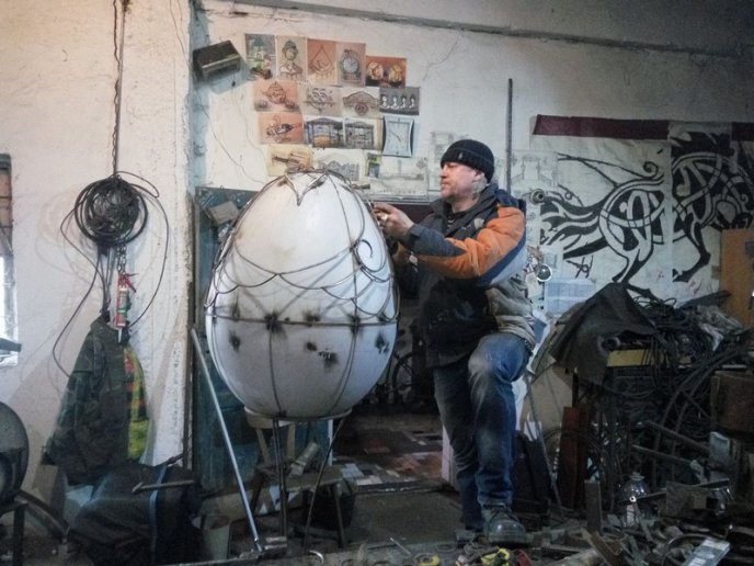 Мукачівець до Великодня готує унікальні гігантські писанки – 05