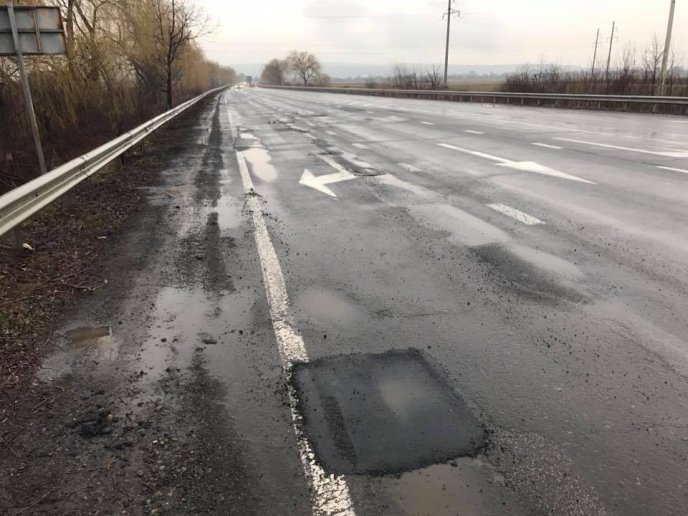 На трасі Київ-Чоп закарпатські дорожники клали асфальт у ями, залиті водою – 04