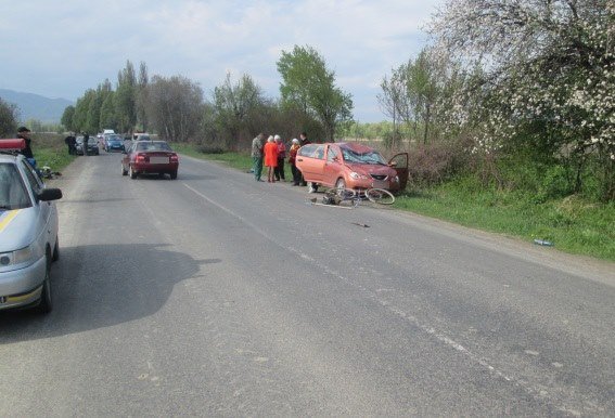 На Хустщині іномарка наїхала на велосипедиста-пенсіонера: чоловік отримав травми – 01