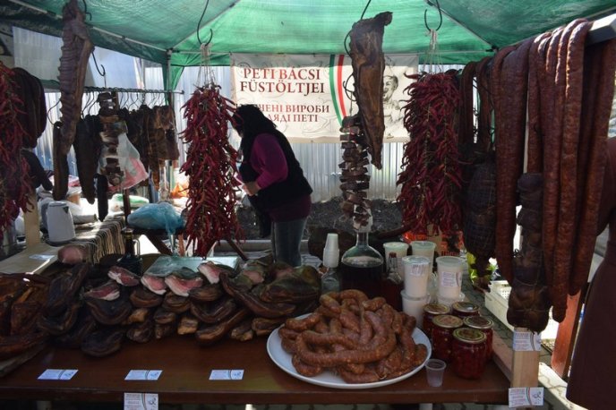 Багато м’яса, бограч, сири та мед: Берегово поринуло у винний фестиваль – 13