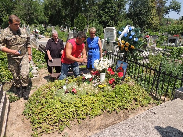 У річницю з Дня смерті бійця АТО Роланда Поповича у Берегові провели панахиду – 06