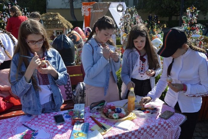 На головній площі Закарпаття розквітли писанками великодні дерева – 05