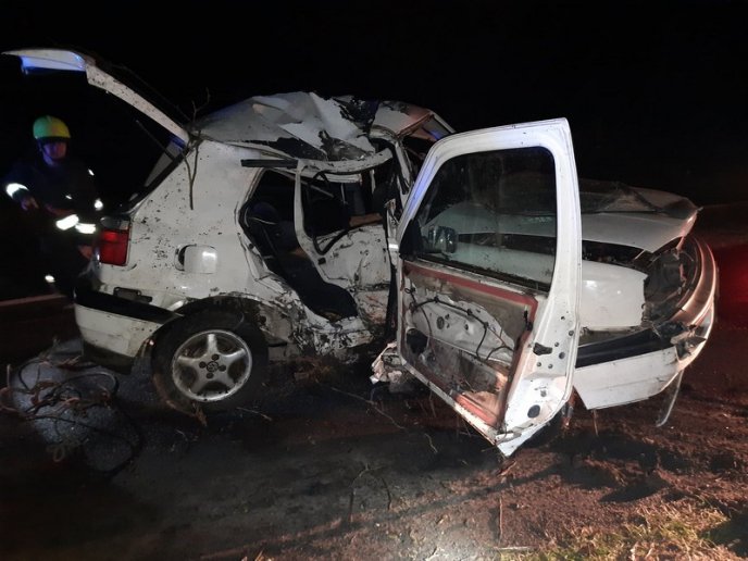 Тіло вирізали із понівеченого авто: опубліковано фото з місця смертельної ДТП – 03