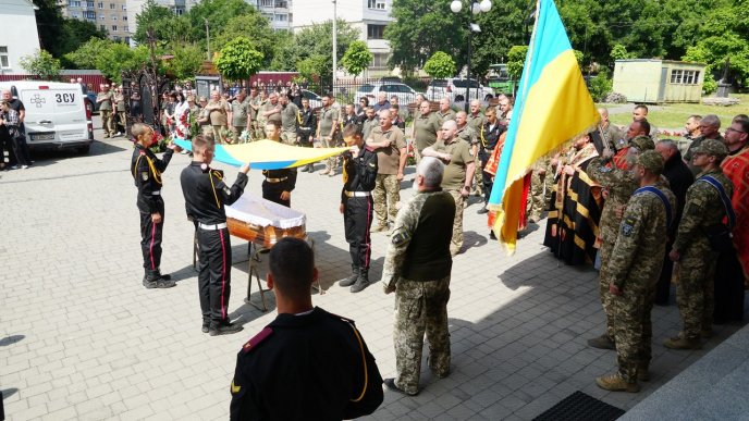 У Мукачеві сьогодні попрощалися із захисником – 04 У Мукачеві сьогодні попрощалися із захисником – 04