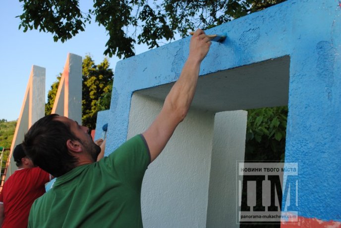 Вказівник Мукачево отримав "обличчя" кольорів державного прапору (ФОТОРЕПОРТАЖ) – 04